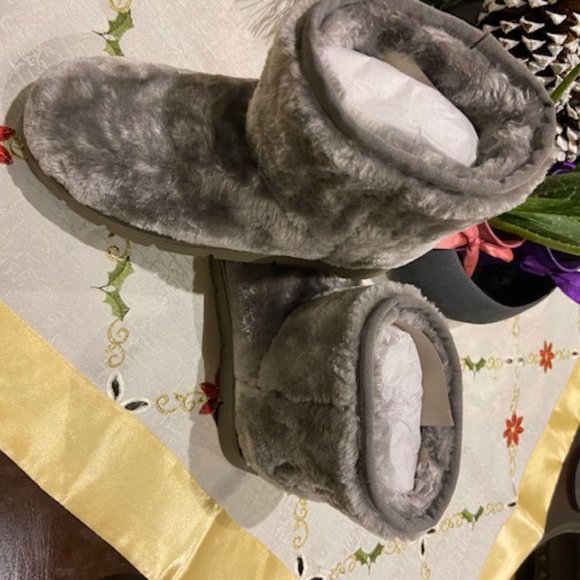 New Steve Madden Fur shoes,grayish with silver buttons, fall,winter&spring shoes - Picture 5 of 8